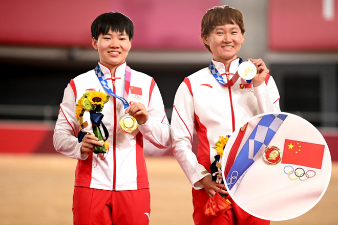 Cặp đôi VĐV Trung Quốc vi phạm điều luật của Olympic khi lên nhận giải