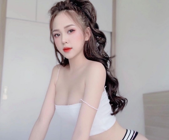 Hot girl&nbsp;Thùy Trang từng gây ấn tượng với bức hình ăn vận tôn dáng trong thang máy cũng nhanh chóng cập nhật xu hướng.
