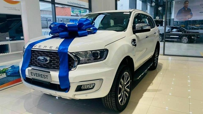 Dù doanh số không kém cạnh, nhưng Ford Everest cũng&nbsp;được các đại lý giảm giá tới hơn 100 triệu đồng