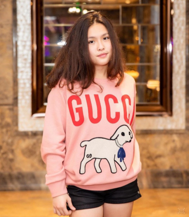 Mỹ Uyên với chiếc áo nỉ của thương hiệu Gucci có giá gần 900 USD (khoảng hơn 20 triệu đồng).