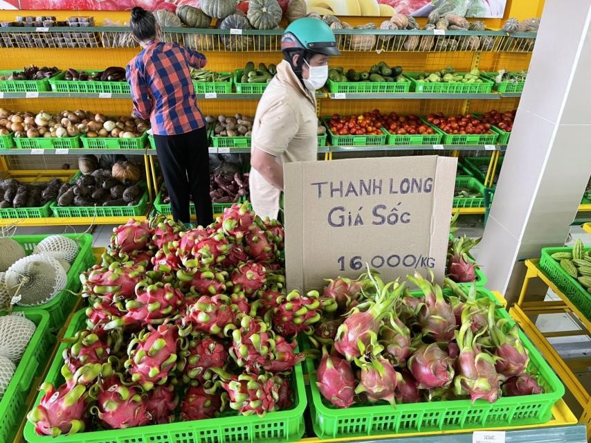 Các mặt hàng ủng hộ bà con như: thanh long, nhãn, bắp… được bày bán tại các siêu thị Bách hóa Xanh mỗi ngày