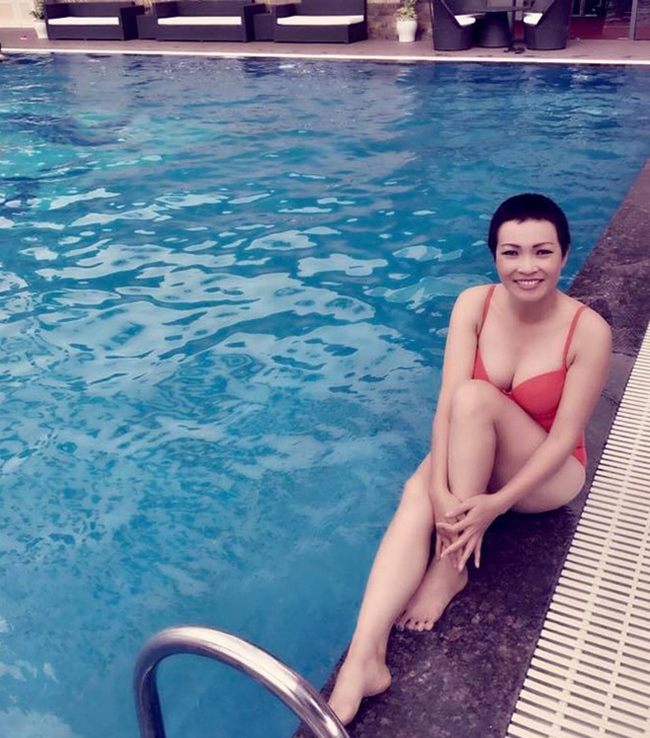 Hình ảnh diện bikini nóng bỏng hiếm hoi của "Tú Bà" Phương Thanh. Sở hữu body đẹp nhưng hiếm khi người hâm mộ thấy cô diện đồ bơi.
