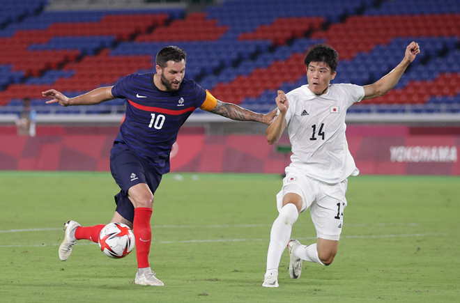 Tomiyasu (phải) đang chơi cực hay tại Olympic Tokyo năm nay