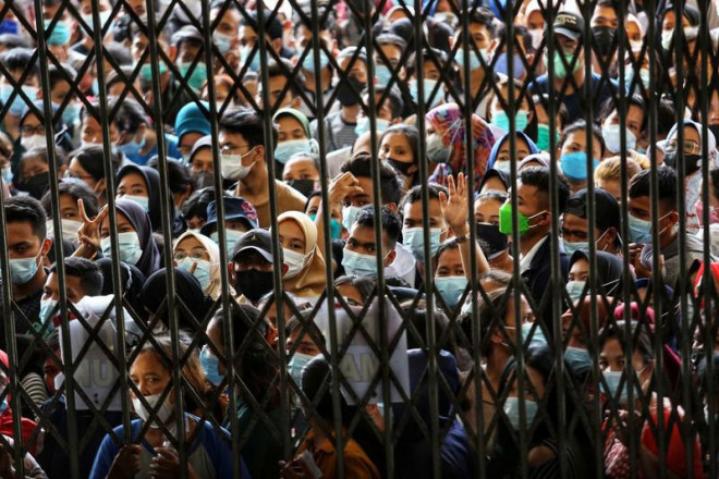 Lo sợ làn sóng dịch, người dân Indonesia tập trung chờ được tiêm vaccine. Ảnh: REUTERS