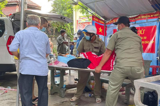 Lực lượng dân phòng hỗ trợ đưa chị N. lên xe đưa về bệnh viện chăm sóc. Ảnh: Tuổi trẻ An Thạnh