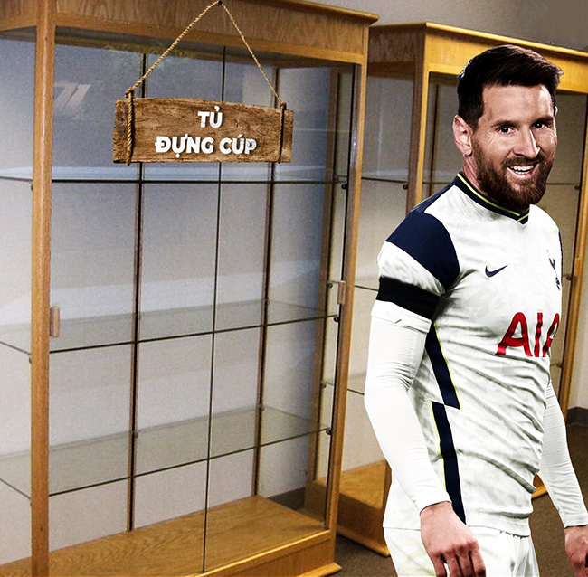 Messi vội quay lưng với Tottenham khi nhìn thấy tủ đựng cup của đội bóng này.
