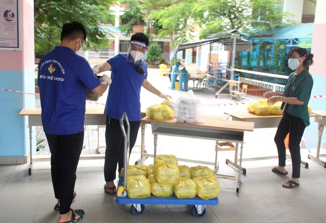 Năng nổ không kém các nam đồng đội, các nữ tình nguyện viên ở đây cũng chung tay trong nhiều hoạt động khác nhau.