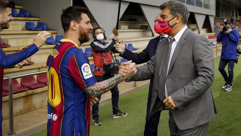 Laporta không thể giữ lời hứa giữ chân Messi