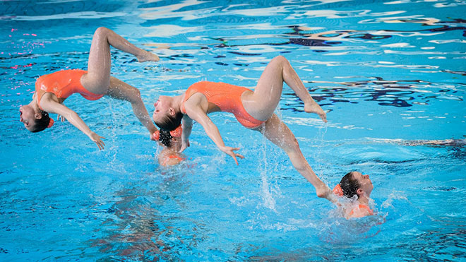 Các nữ thần bikini Olympic khoe tài: Hút mắt với vũ điệu dưới nước - 1