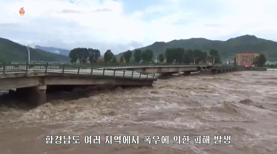 Hình ảnh một cây cầu bị hư hại vì lũ lụt ở Triều Tiên. Ảnh chụp màn hình