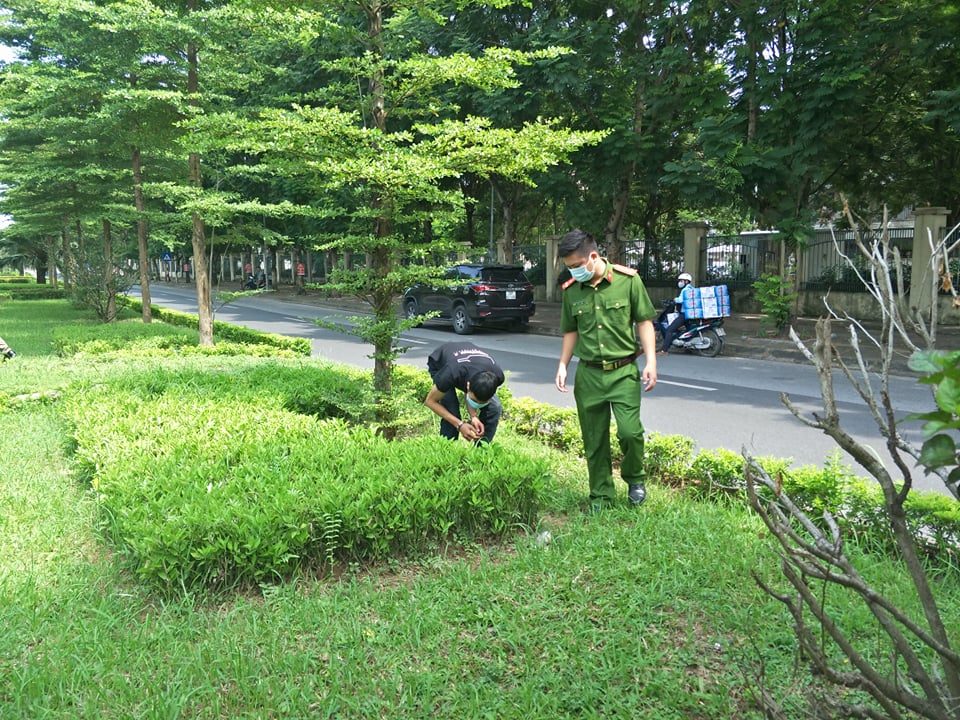 Cơ quan công an dẫn giải Nguyễn Huy Hoàng tìm chiếc chìa khóa xe tang vật mà đối tượng đã phi tang vào sáng 6/8.