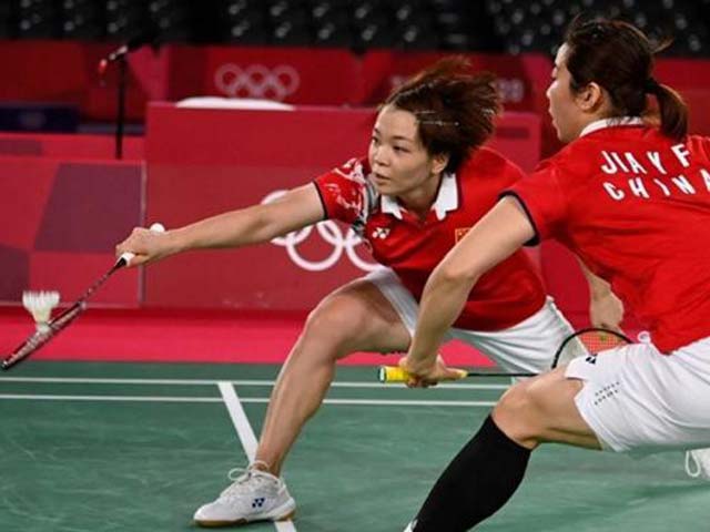 2 VĐV Trung Quốc thi đấu cầu lông với Hàn Quốc