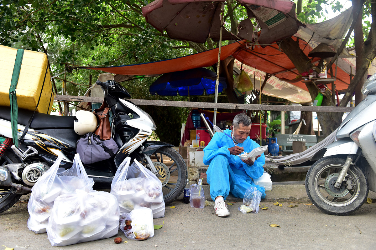 Khoảng đầu giờ chiều, sau khi phát hết 100 phần cơm, ông Dũng lại chạy xe quay về bếp ăn trưa, nghỉ ngơi khoảng 15 phút lấy tiếp các suất ăn đi phát.