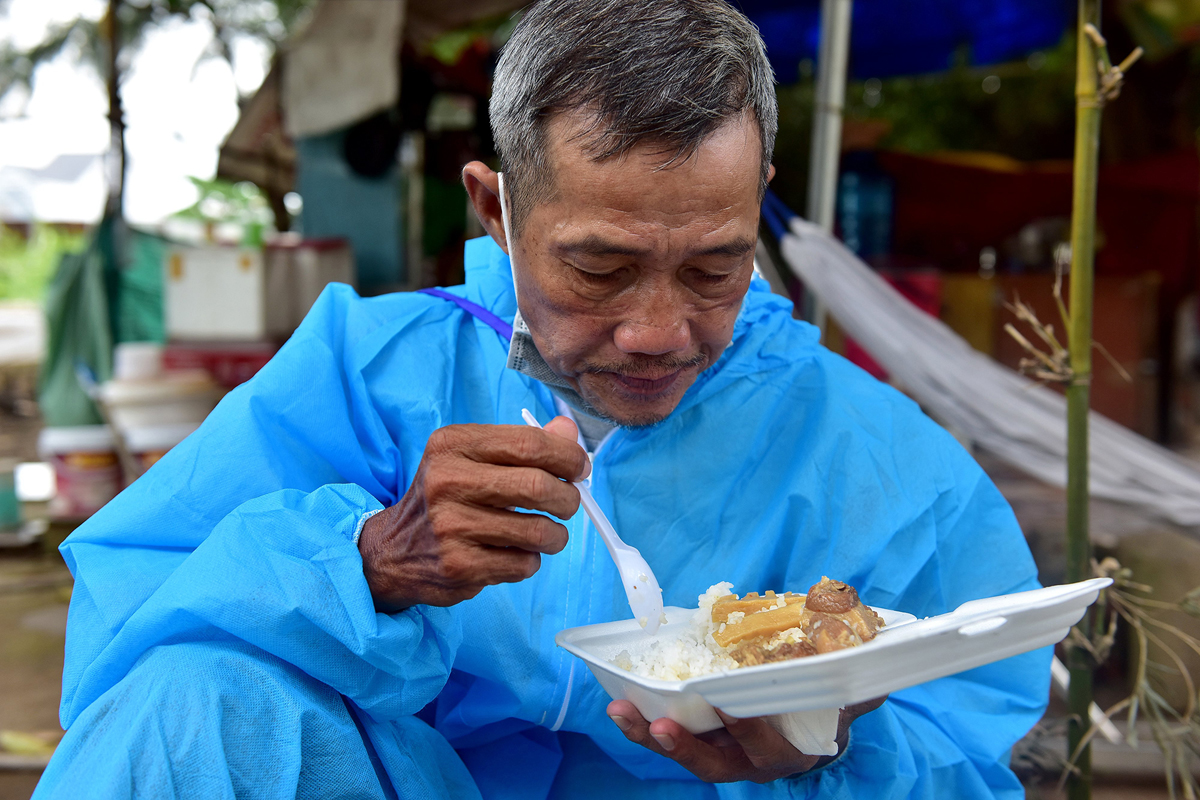 “Sau mỗi ngày đi phát cơm, ông thấy nhiều người cần được giúp đỡ. Mong có thêm nhiều người hỗ trợ để chúng tôi có đủ cơm lo cho bà con vượt qua những ngày khó khăn này”, ông Dũng chia sẻ thêm.