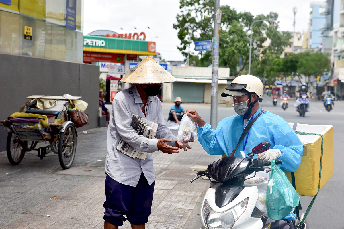 “Nhiều ngày chạy ngoài đường phát cơm giữa thành phố giãn cách tôi thấy ngoài những người vô gia cư còn có nhiều người bị mất việc, không có tiền thuê nhà trọ phải ngủ ngoài đường tôi thương lắm. Tôi cùng nhóm thiện nguyện sẽ cố găng hơn lo cho họ những bữa ăn qua ngày”, võ sư Dũng chia sẻ.