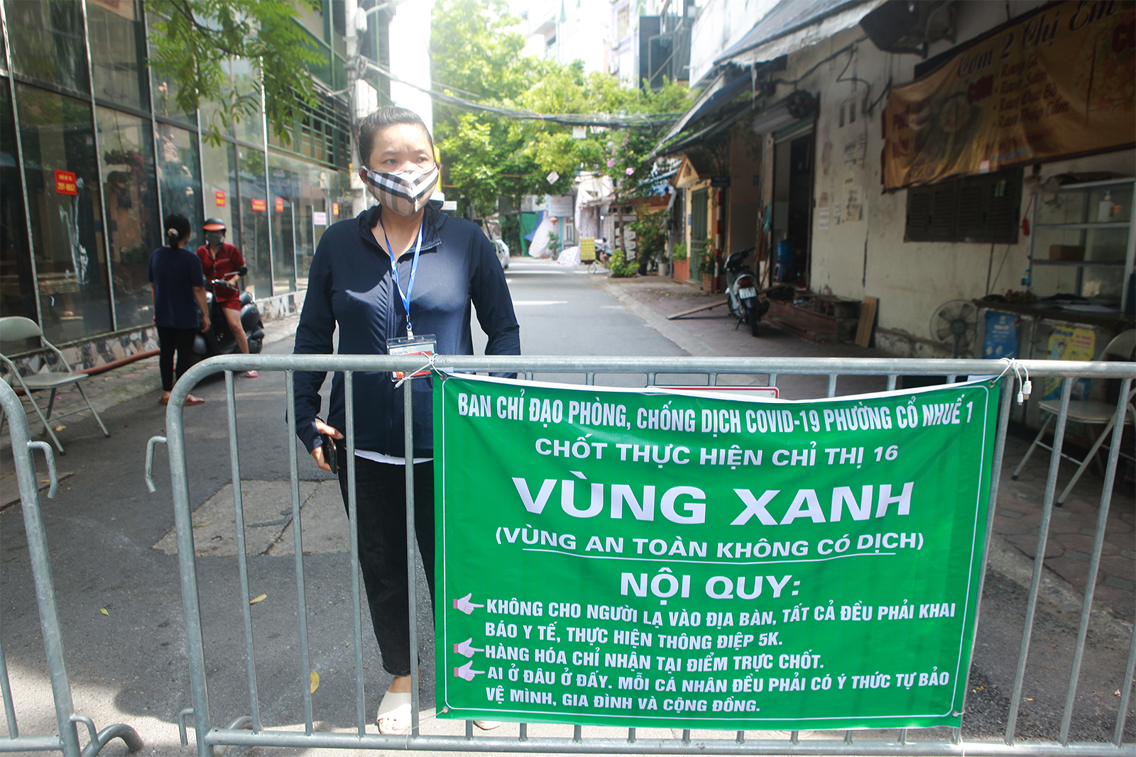 Cách đó không xa là chốt “vùng xanh” do chị Nguyễn Thị Thảo và một phụ nữ cùng trong tổ dân phố Hoàng 6 – phường Cổ Nhuế 1 trực, kiểm tra những người ra vào.