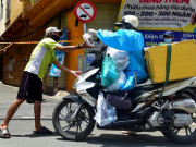 Tin tức trong ngày - Võ sư một chân phát hàng trăm suất cơm miễn phí khắp đường phố ở TP.HCM