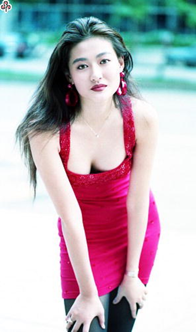 Theo Baidu, sau khi ghi danh tham gia cuộc thi Hoa hậu Châu Á 1990 nhưng không lọt vào vòng trong, Trần Bảo Liên được mẹ định hướng đi theo con đường đóng phim nóng. Vì chưa đủ tuổi ký hợp đồng (Trần Bảo Liên khi đó mới 17 tuổi), mẹ cô đã ký thay người đẹp và ép con gái đóng phim 18+. 
