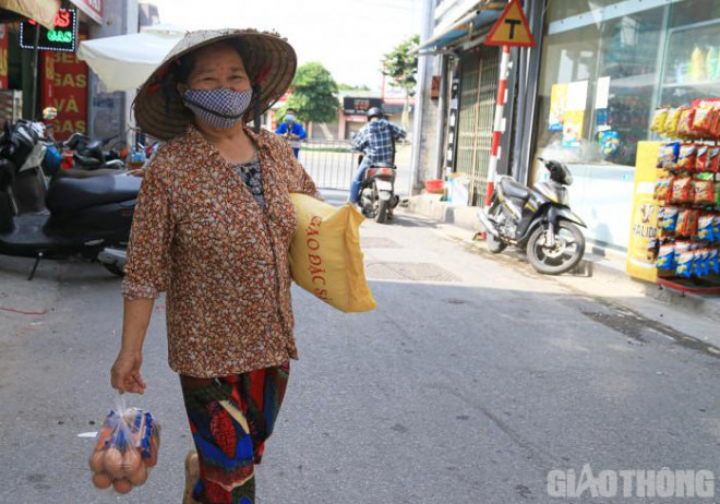 Nhận được thông tin hỗ trợ của nhóm thiện nguyện, bà Nguyễn Thị Thuận (70 tuổi) đã rất vui mừng và dậy từ sớm để ra nhận quà.