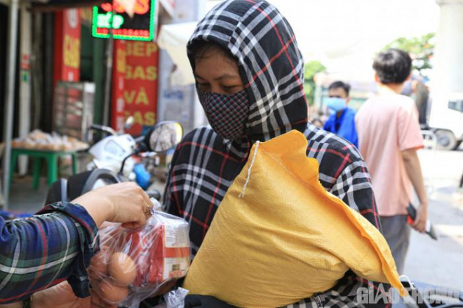 Lên Hà Nội được 4 năm và cũng chừng đó thời gian chị Nguyễn Thị Diệp, quê Thái Bình gắn bó với nghề ve chai. Dịch bệnh ập đến khiến cuộc sống của gia đình chị có nhiều xáo trộn.