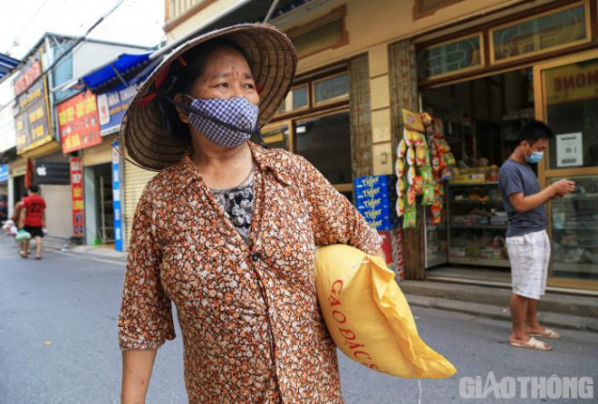 "Khi dịch chưa bùng phát trở lại, tôi vẫn đi kiếm chai nhựa, vỏ lon ở gần các chợ đầu mối, cố gắng nhặt nhạnh từng đồng để nuôi các cháu. Bây giờ ở nhà, không có thu nhập, tiền ăn phải lo từng ngày khiến cuộc sống lại càng khó khăn hơn", bà Thuận chia sẻ.