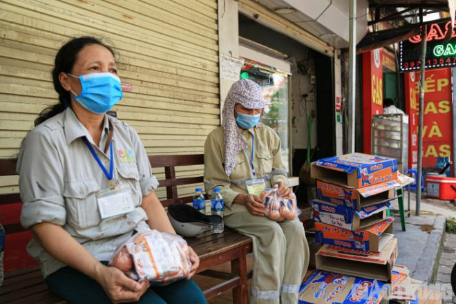 Vốn là công nhân vệ sinh môi trường, bà Nguyễn Thị Cúc (bên trái) phải nghỉ việc sớm từ năm 2016 do sức khỏe không đảm bảo và chuyển nghề sang buôn bán ở chợ. Cũng giống như nhiều lao động khác, bà buộc phải gác lại "cần câu cơm" vì dịch Covid-19.