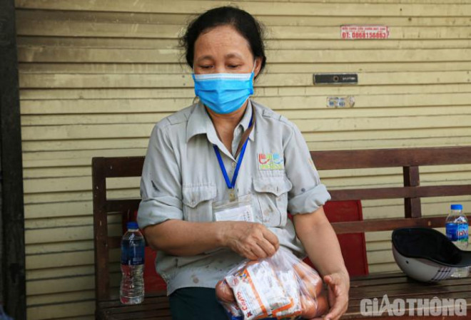 "Được nhận quà trong cơn bĩ cực, tôi vui lắm. Với số gạo này, hai mẹ con tôi có thể ăn được trong nửa tháng cũng như hạn chế ra ngoài mua để đảm bảo phòng chống dịch theo quy định của thành phố", bà Cúc bày tỏ.