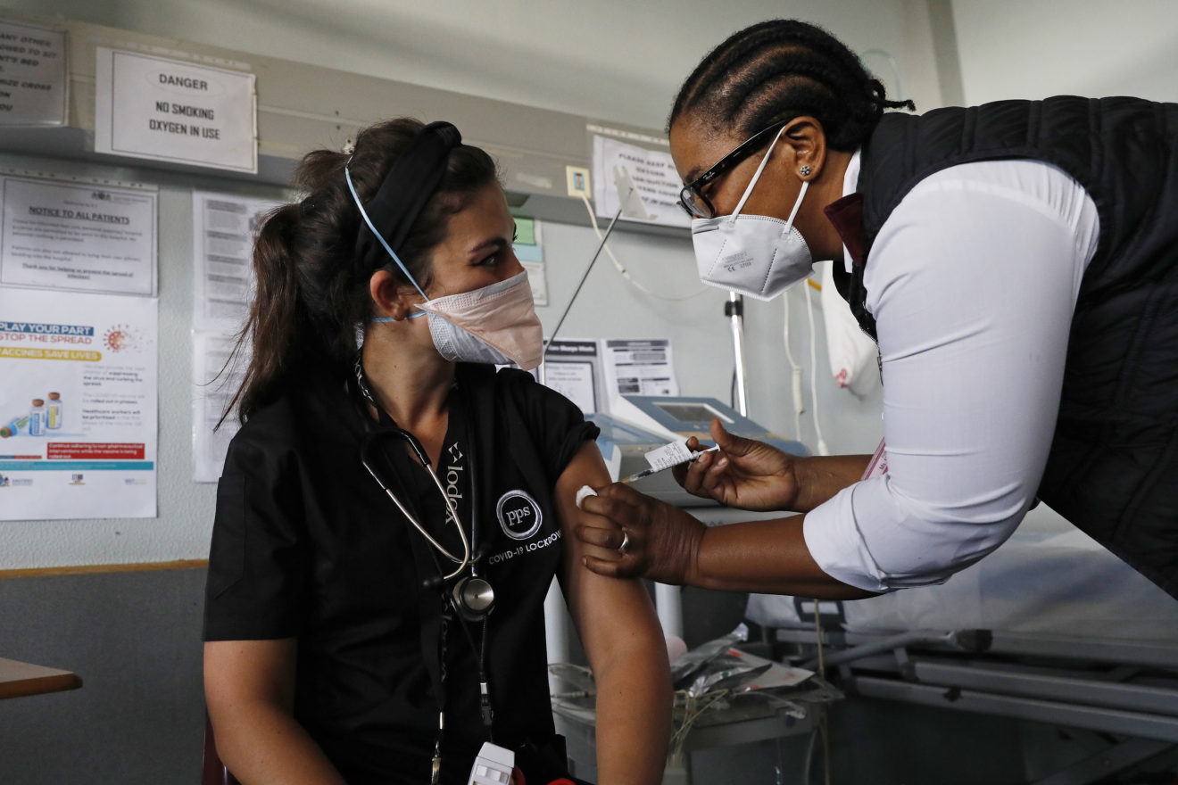 Tiêm vaccine ngừa Covid-19 tại một bệnh viện ở thủ đô&nbsp;Pretoria, Nam Phi.