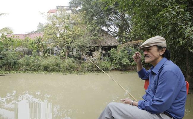 Những dịp rảnh rỗi,&nbsp;anh thường thu hoạch trái cây tặng bạn bè, hàng xóm.
