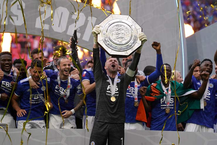 Thủ thành đội trưởng Kasper Schmeichel cùng các đồng đội bên phía Leicester City nâng cao Siêu cúp Anh 2021. Sau 50 năm, "Bầy cáo" lại đoạt được danh hiệu này sau khi từng thắng Liverpool cũng với tỷ số 1-0 trên sân Flibert Street năm 1971 để lần đầu tiên ẵm Community Shield. Leicester City đã có ngang bằng số Siêu cúp Anh với West Brom, Burnley và Leeds United (cùng 2 lần).