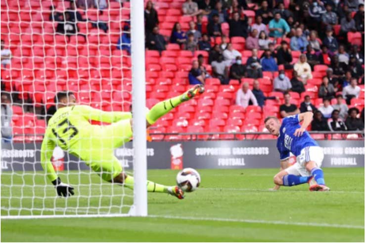 Cú sút cận thành của Jamie Vardy bên phía "Bầy cáo" ở cuối hiệp 1 bị thủ thành Zack Steffen và cột dọc từ chối bàn thắng.