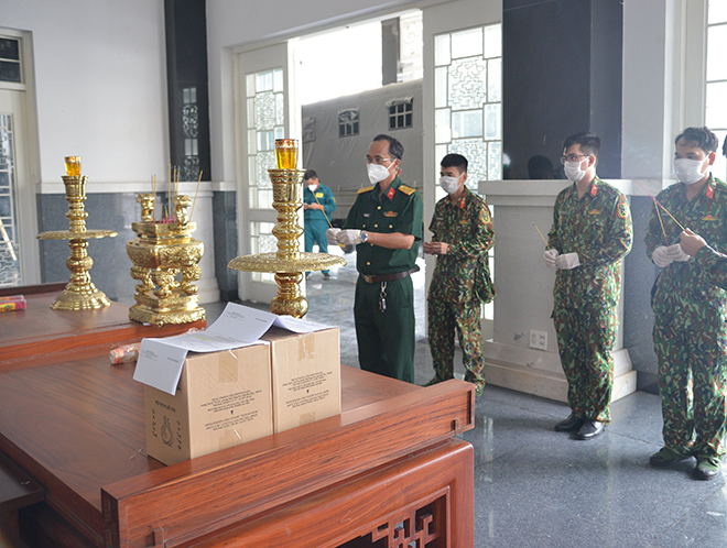 Trong không khí trang nghiêm, từng cán bộ, chiến sĩ trong tổ công tác lần lượt đến thắp nén nhang cho những người đã khuất.