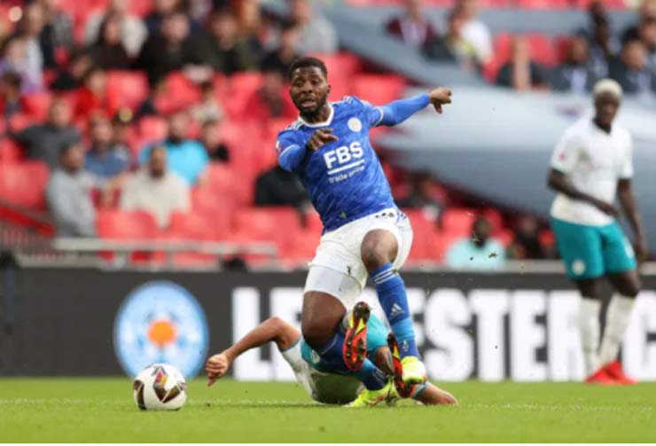 Iheanacho "câu" được quả penalty sau tình huống anh bị Ake đốn ngã