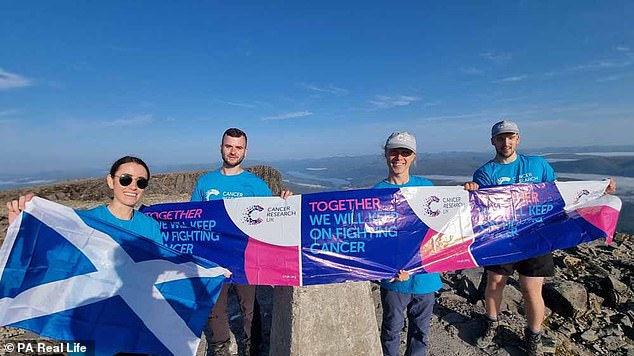 Ryan và những người bạn trên đỉnh Ben Nevis, Scotland gây quỹ cho Nghiên cứu Ung thư Vương quốc Anh để vinh danh Kate