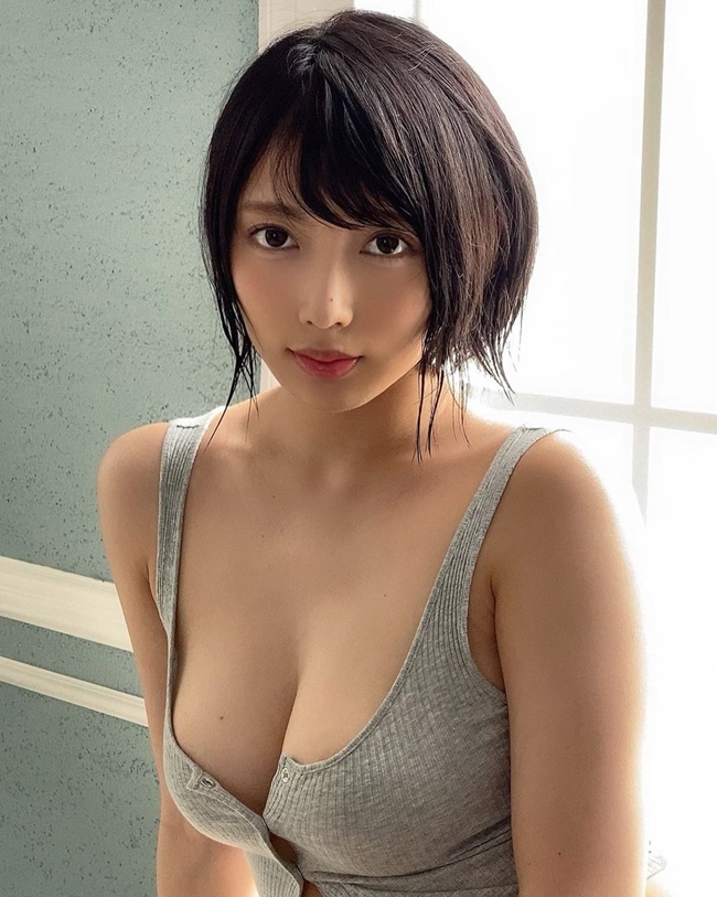 Kaoru Yasui sinh năm 1999, là một tân binh mới gia nhập làng giải trí từ năm 2020. Trước đó, cô hoạt động với tư cách người mẫu áo tắm.
