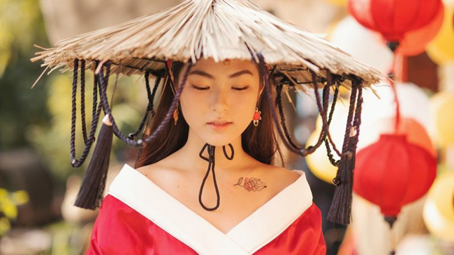 Đóng trong MV "Hoa hải đường" là người đẹp Linh Chi. Mỹ nhân đóng MV của Jack được nhận xét mang nét đẹp đậm chất Á Đông.
