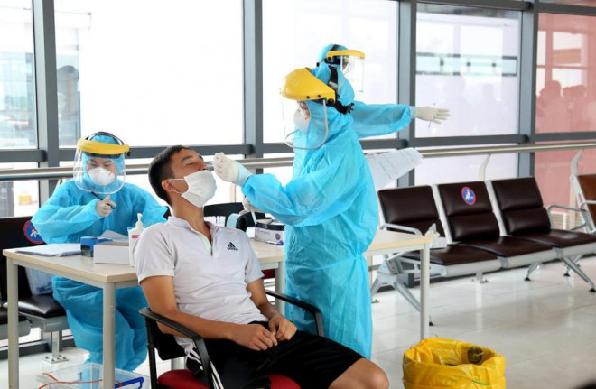 Hà Nội: Hơn 200 người khai báo ho sốt ở cộng đồng, chờ được xét nghiệm SARS-CoV-2 - 1