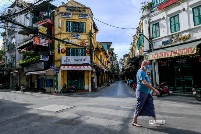 Vốn nhộn nhịp, nổi tiếng với những hàng quán ăn, địa điểm vui chơi cho giới giới trẻ, nay phố Tạ Hiện và Mã Mây cũng im lìm.