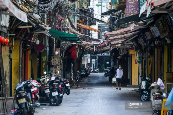 Lác đác bóng người dân qua lại.