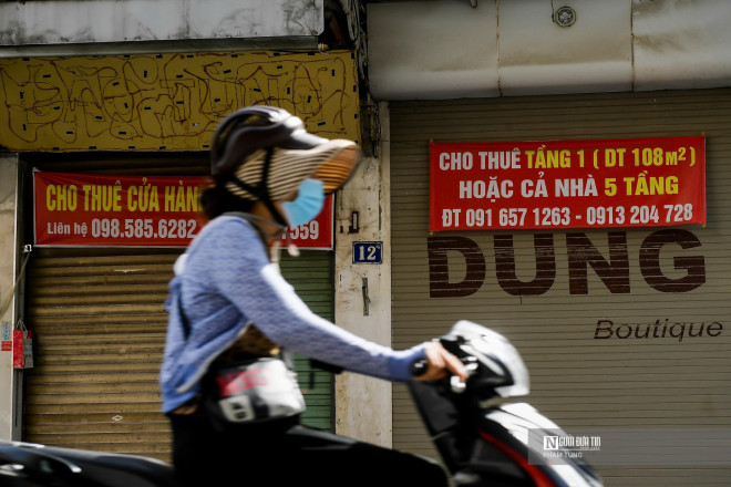 Phố Hàng Đào nằm ở trung tâm phố cổ là nơi buôn bán nhộn nhịp sầm uất nhưng nay cũng ế ẩm phải đóng cửa hàng loạt.