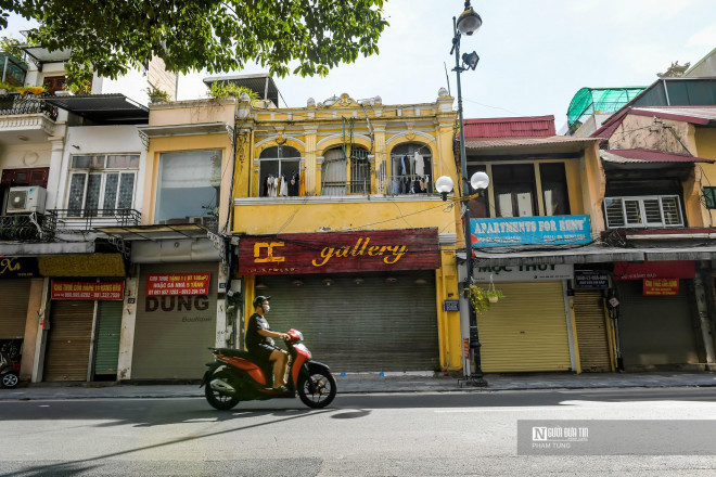 Đi dọc các tuyến phố cổ, không khó để bắt gặp những tấm biển cho thuê cửa hàng, cho thuê nhà nguyên căn, bán nhà.... Các phố Hàng Đào, Hàng Bông, Đinh Tiên Hoàng... khóa cửa, treo biển giảm giá sâu.