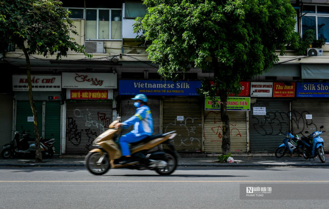 Hàng quán đóng cửa trên phố Hàng Gai. &nbsp;Các chủ nhà cho biết, thị trường mặt bằng cho thuê tại Hà Nội gần như điêu đứng khi người đi thuê thời điểm này chỉ đếm trên đầu ngón tay. Nhiều người cho rằng mở hàng kinh doanh thời điểm này là quá mạo hiểm.