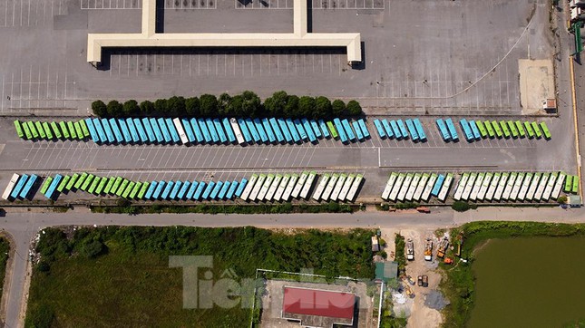 Hàng ngàn đầu xe các loại từ xe dịch vụ, xe buýt đến xe khách tại bến xe Yên Nghĩa (Hà Nội đang nằm "đắp chiếu" tại các bến và các khu đất trống xung quanh do ảnh hưởng của dịch COVID-19.