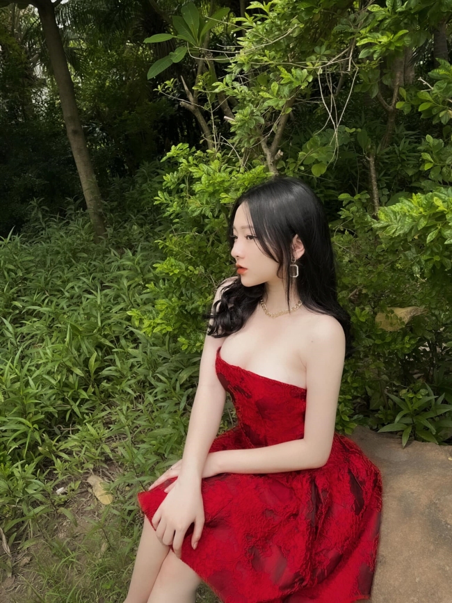 Theo dõi trang cá nhân của Linh Chi, có thể thấy cô sở hữu phong cách thời trang ấn tượng thiên về hình ảnh quyến rũ.
