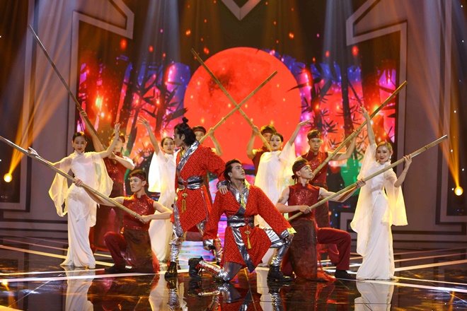 Vũ công Đình Lộc lần đầu thử sức “cầm mic” và biểu diễn vũ đạo bùng nổ sân khấu.