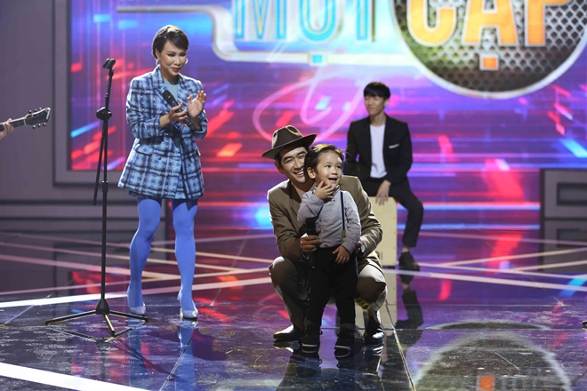 Cậu con trai 3 tuổi của Ngọc Hồ bất ngờ xuất hiện trên sân khấu cỗ vũ tinh thần cho ba.