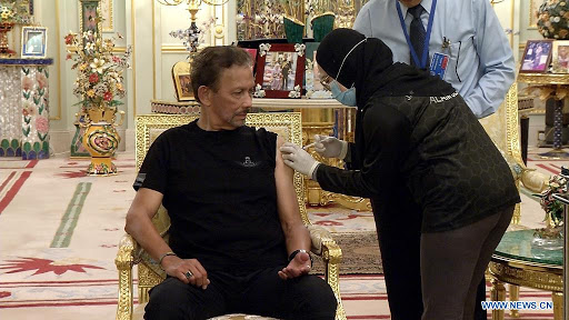 Quốc vương Brunei tiêm vaccine Covid-19 vào tháng 4.2021. Brunei đến nay đã tiêm chủng cho khoảng 32% dân số.