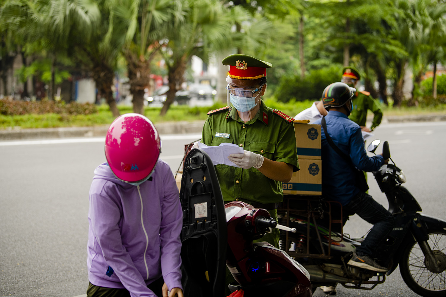 Hà Nội: Lực lượng chức năng nhắc nhở người đi đường xuất trình thêm lịch trực, lịch làm việc - 4