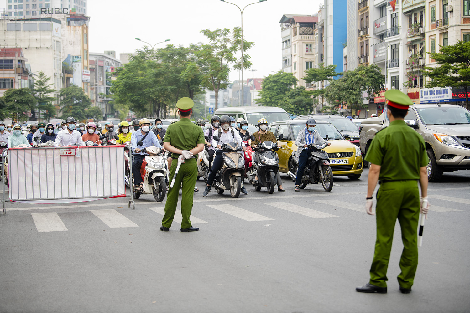 Hà Nội: Lực lượng chức năng nhắc nhở người đi đường xuất trình thêm lịch trực, lịch làm việc - 1