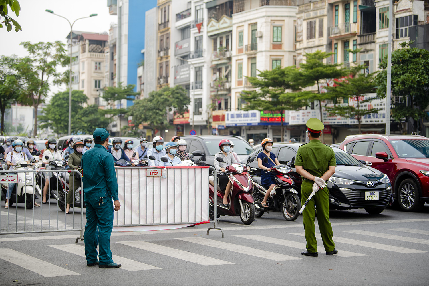 Điểm kiểm soát trên đường Tây Sơn giao nhau với Thái Thịnh ùn tắc nhẹ trong sáng nay.